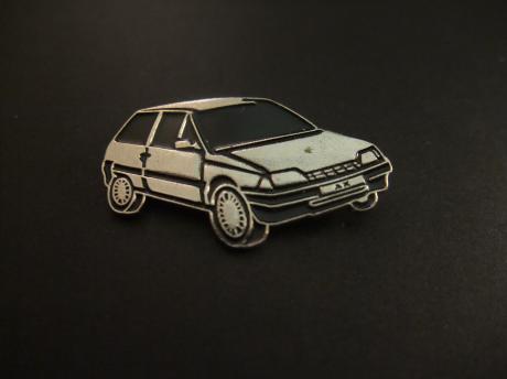 Citroën AX kleine personenwagen zilverkleurig